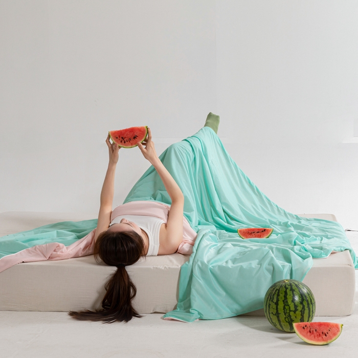 91家纺网 家纺一手货源 找家纺 帕芬鸟家纺 2026新款凉感丝夏被高支高密凉感丝夏被排湿透气凉感丝西瓜夏被 夏日蜜瓜-浅绿配粉