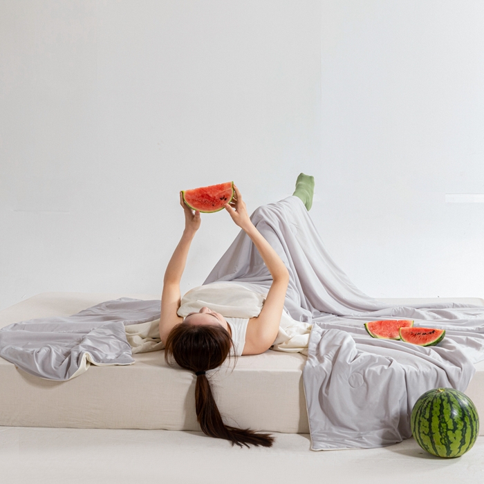 91家纺网 家纺一手货源 找家纺 帕芬鸟家纺 2026新款凉感丝夏被高支高密凉感丝夏被排湿透气凉感丝西瓜夏被 清新柠檬-黄配灰