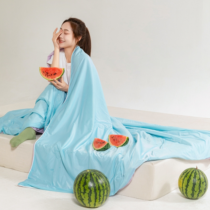 91家纺网 家纺一手货源 找家纺 帕芬鸟家纺 2026新款凉感丝夏被高支高密凉感丝夏被排湿透气凉感丝西瓜夏被 冰淇淋-紫配蓝