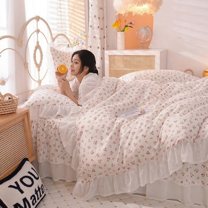 91家纺网 家纺一手货源 找家纺 七七  2026新款13370印花全棉雪纺床裙款四件套 小草莓