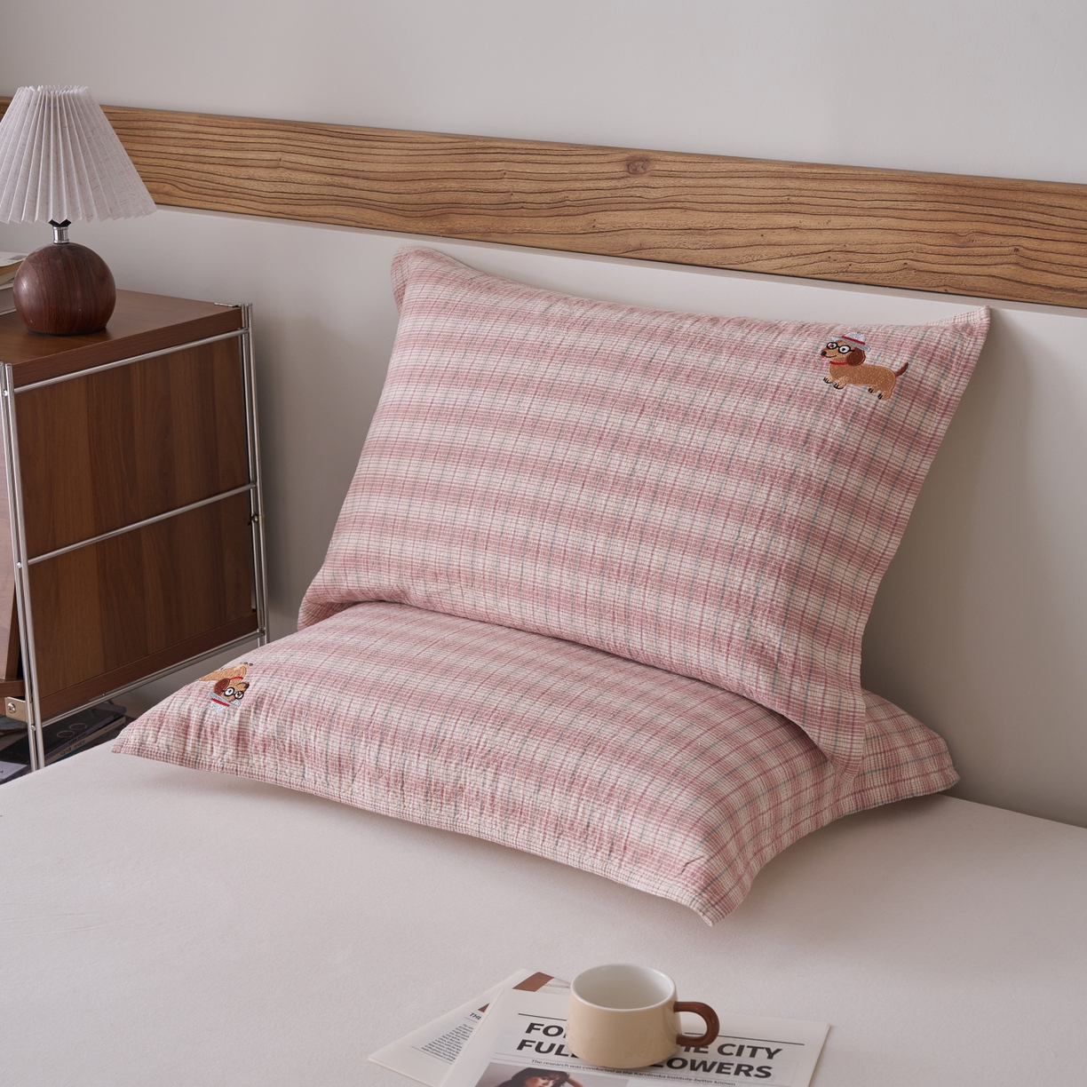 91家纺网 家纺一手货源 找家纺 百寐 2026年3月全棉吸汗卡通刺绣吸汗纯棉枕巾简约机洗 腊肠小狗-粉