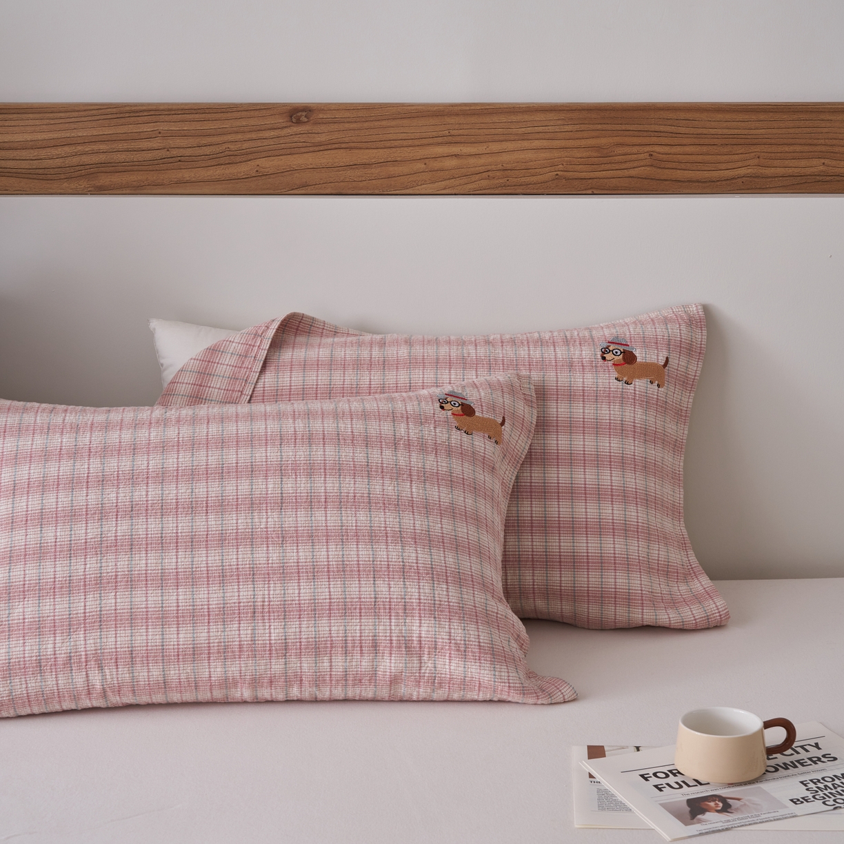 91家纺网 家纺一手货源 找家纺 百寐 2026年3月全棉吸汗卡通刺绣吸汗纯棉枕巾简约机洗 腊肠小狗-粉