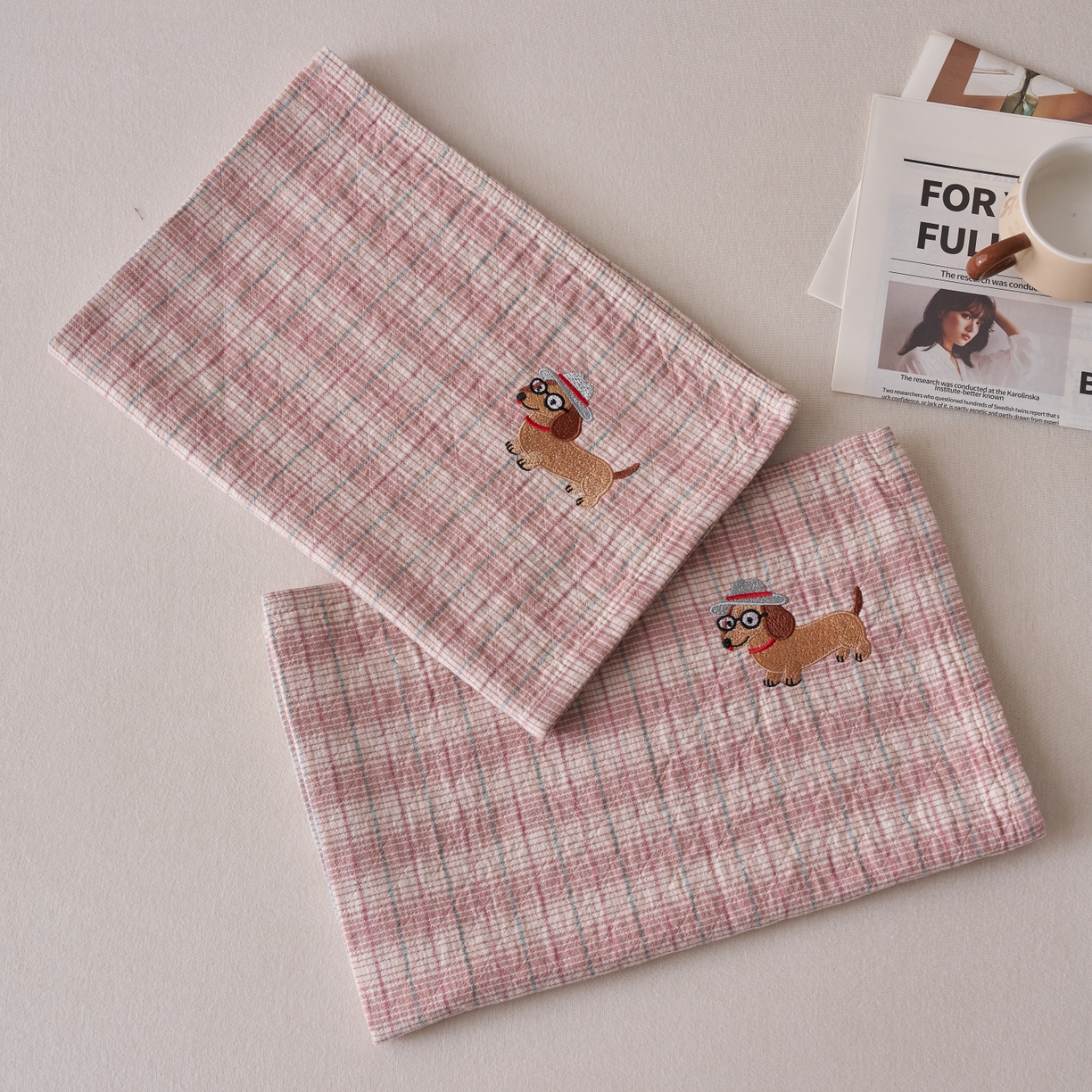 91家纺网 家纺一手货源 找家纺 百寐 2026年3月全棉吸汗卡通刺绣吸汗纯棉枕巾简约机洗 腊肠小狗-粉