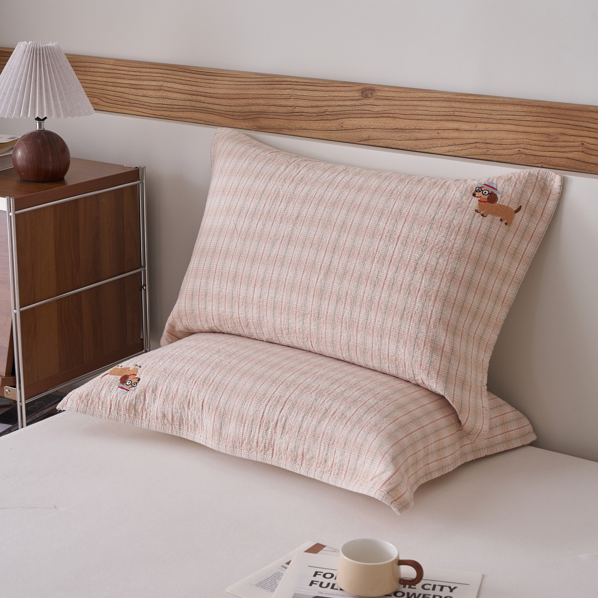 91家纺网 家纺一手货源 找家纺 百寐 2026年3月全棉吸汗卡通刺绣吸汗纯棉枕巾简约机洗 腊肠小狗-橘