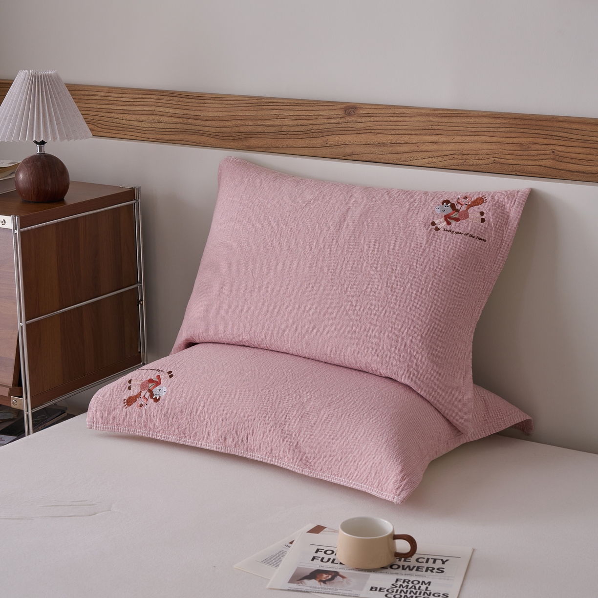 91家纺网 家纺一手货源 找家纺 百寐 2026年3月全棉吸汗卡通刺绣吸汗纯棉枕巾简约机洗 马上有福-粉