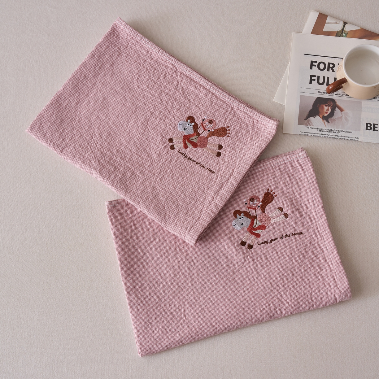 91家纺网 家纺一手货源 找家纺 百寐 2026年3月全棉吸汗卡通刺绣吸汗纯棉枕巾简约机洗 马上有福-粉