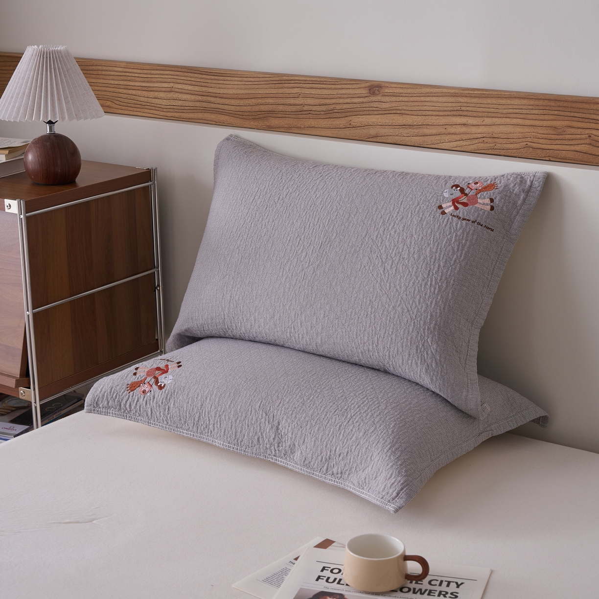 91家纺网 家纺一手货源 找家纺 百寐 2026年3月全棉吸汗卡通刺绣吸汗纯棉枕巾简约机洗 马上有福-灰