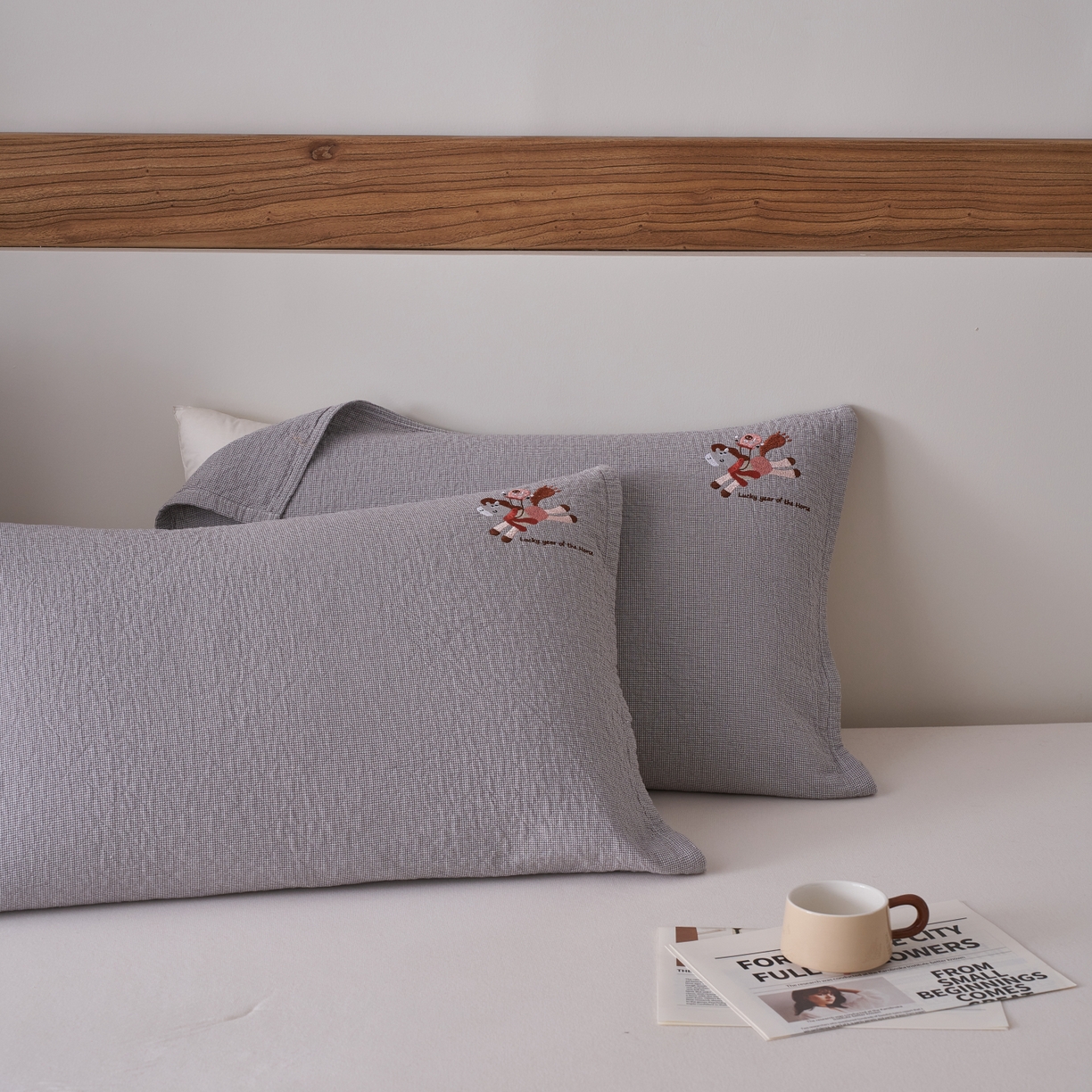 91家纺网 家纺一手货源 找家纺 百寐 2026年3月全棉吸汗卡通刺绣吸汗纯棉枕巾简约机洗 马上有福-灰