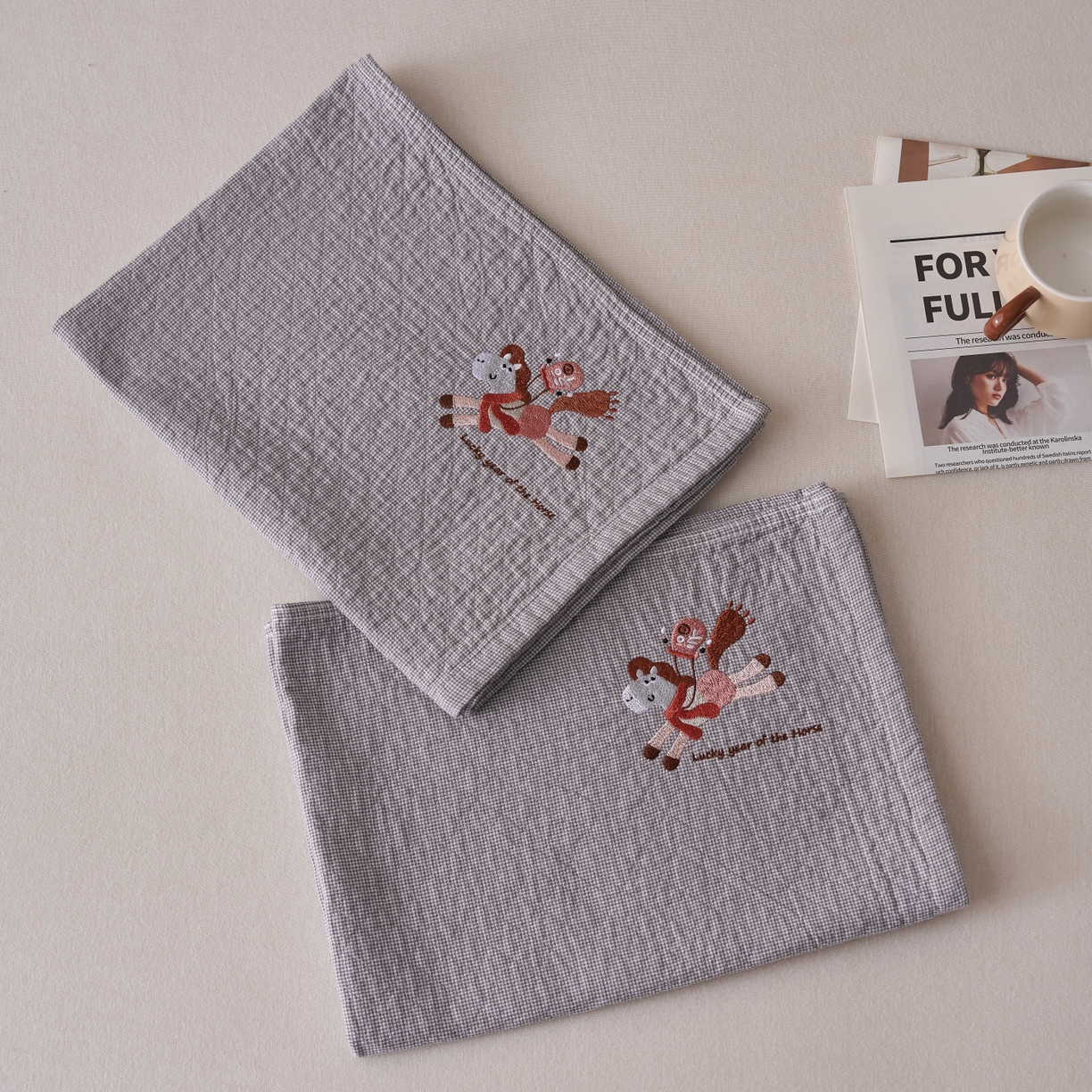 91家纺网 家纺一手货源 找家纺 百寐 2026年3月全棉吸汗卡通刺绣吸汗纯棉枕巾简约机洗 马上有福-灰