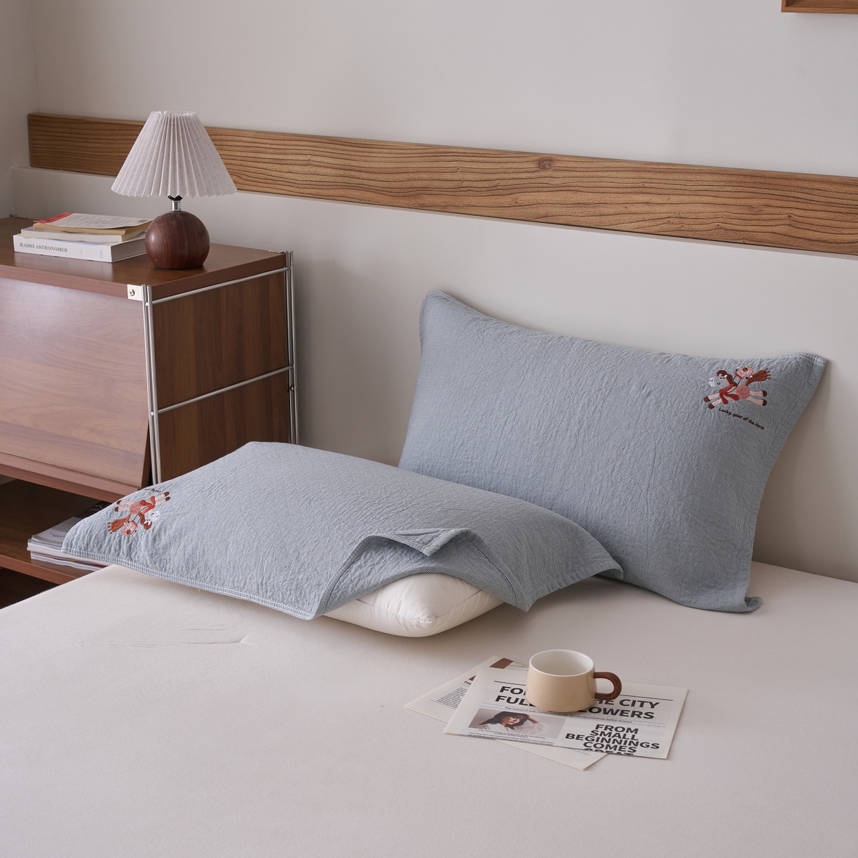 百寐 2026年3月全棉吸汗卡通刺绣吸汗纯棉枕巾简约机洗 马上有福-蓝