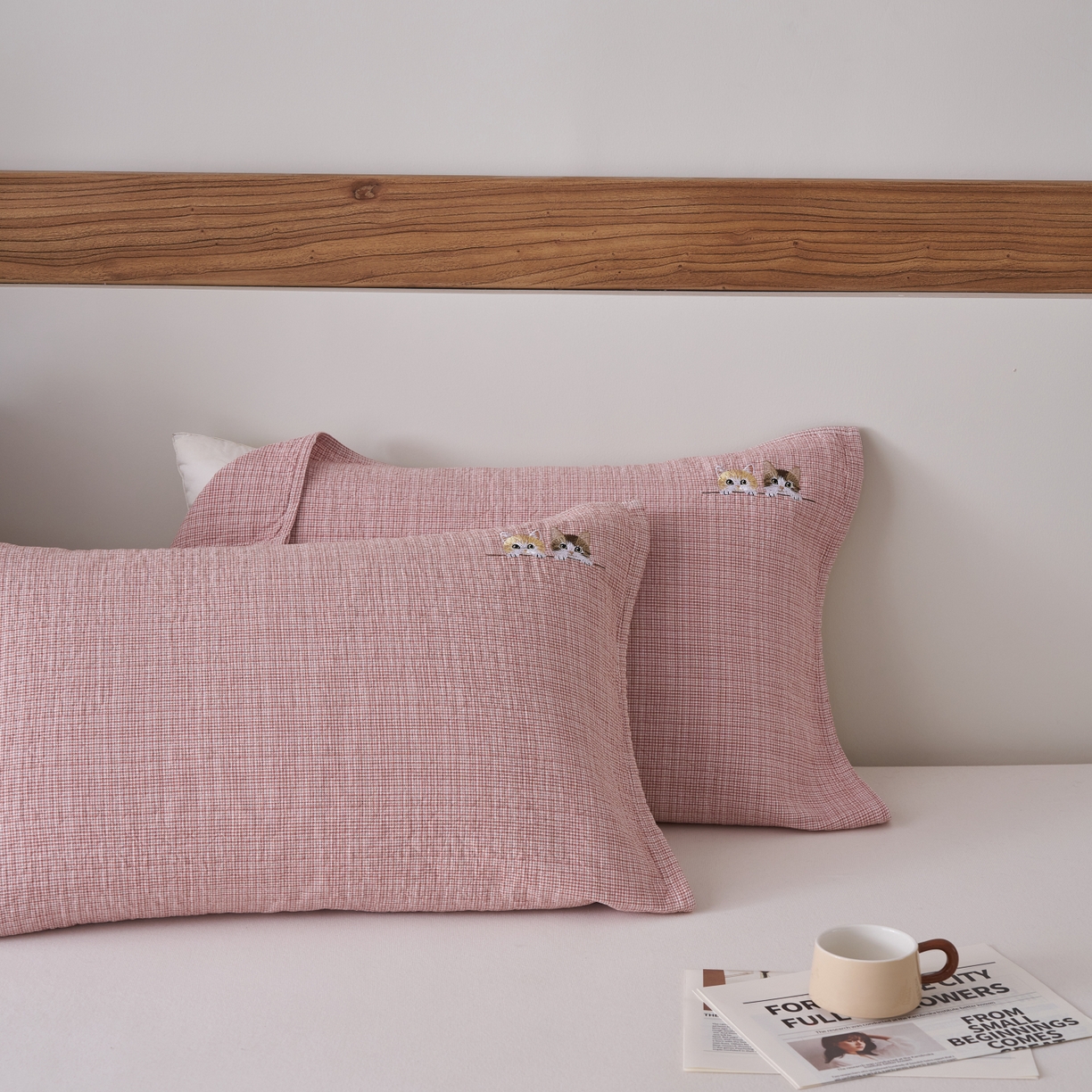 91家纺网 家纺一手货源 找家纺 百寐 2026年3月全棉吸汗卡通刺绣吸汗纯棉枕巾简约机洗 猫咪伙伴-粉