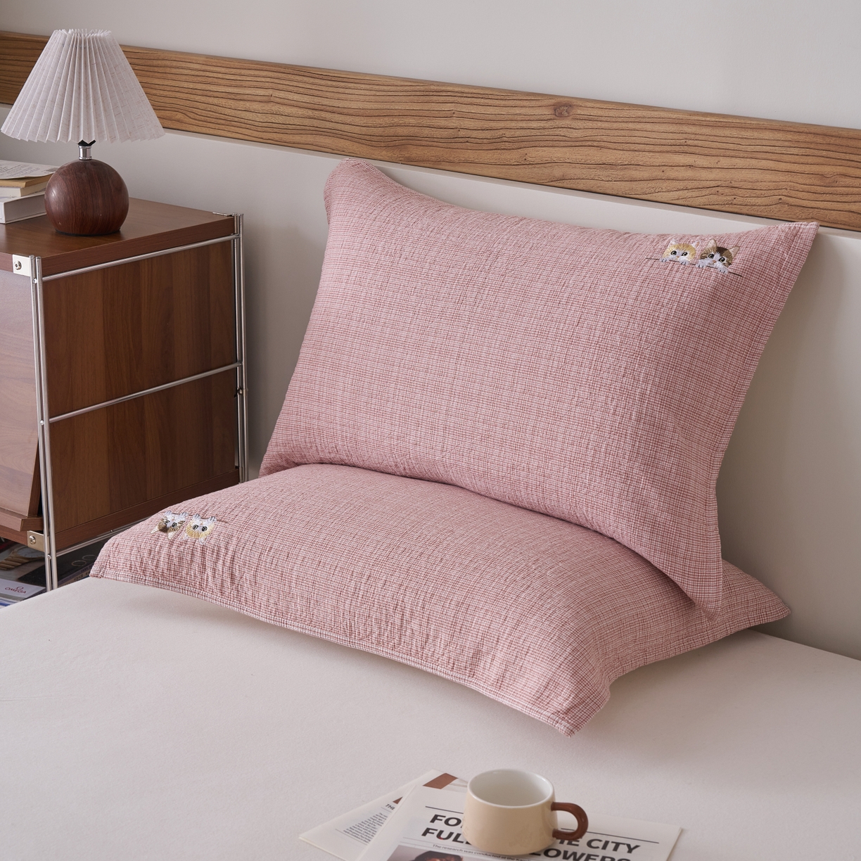 91家纺网 家纺一手货源 找家纺 百寐 2026年3月全棉吸汗卡通刺绣吸汗纯棉枕巾简约机洗 猫咪伙伴-粉