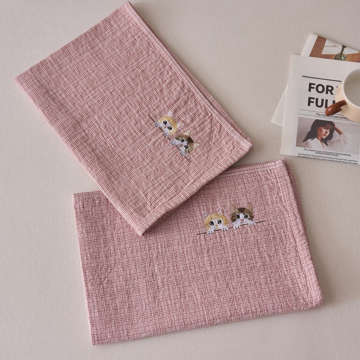 91家纺网 家纺一手货源 找家纺 百寐 2026年3月全棉吸汗卡通刺绣吸汗纯棉枕巾简约机洗 猫咪伙伴-粉