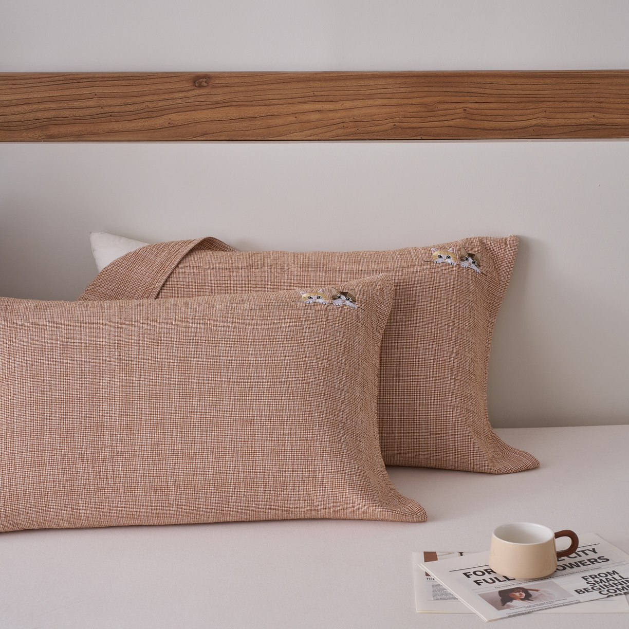 91家纺网 家纺一手货源 找家纺 百寐 2026年3月全棉吸汗卡通刺绣吸汗纯棉枕巾简约机洗 猫咪伙伴-橘