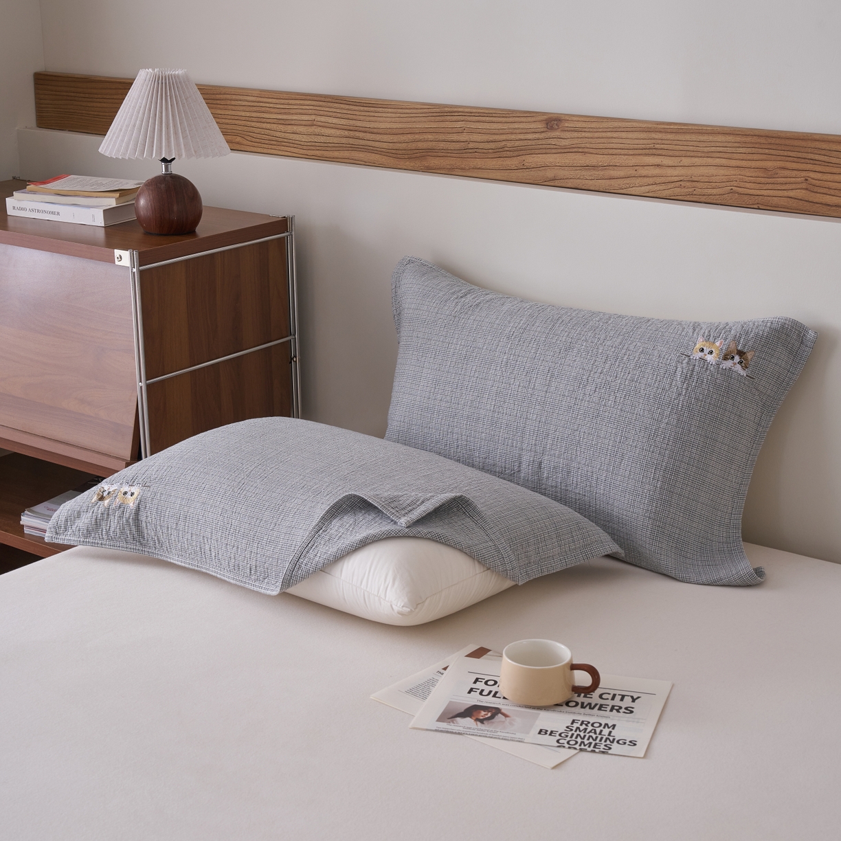 百寐 2026年3月全棉吸汗卡通刺绣吸汗纯棉枕巾简约机洗 猫咪伙伴-蓝