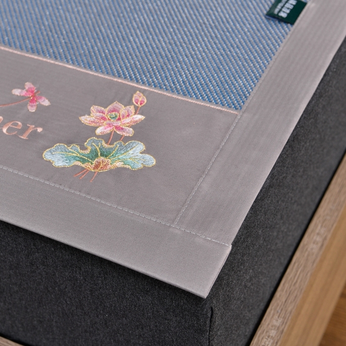 91家纺网 家纺一手货源 找家纺 娜朵家纺 2026新款荷塘月色冰藤双面席-床席款 荷塘月色-冰藤海蓝