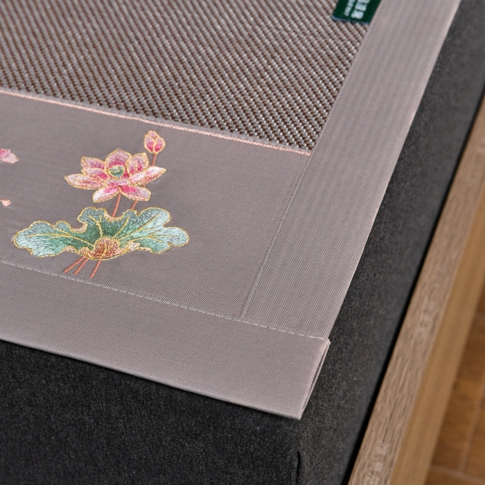 91家纺网 家纺一手货源 找家纺 娜朵家纺 2026新款荷塘月色冰藤双面席-床席款 荷塘月色-冰藤黑咖