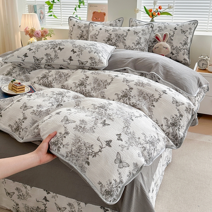 91家纺网 家纺一手货源 找家纺 爱洛家纺 2026新款印花皱皱纱四件套 素墨蝶舞