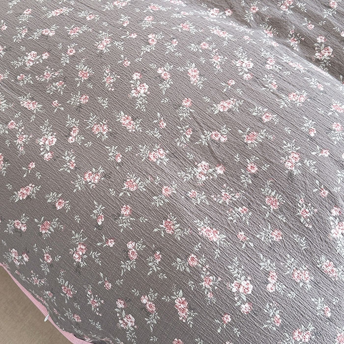 91家纺网 家纺一手货源 找家纺 爱洛家纺 2026新款印花皱皱纱四件套 雾灰樱落