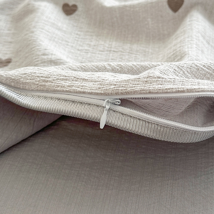 91家纺网 家纺一手货源 找家纺 爱洛家纺 2026新款印花皱皱纱四件套 雾灰小爱心