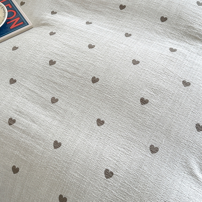 91家纺网 家纺一手货源 找家纺 爱洛家纺 2026新款印花皱皱纱四件套 雾灰小爱心