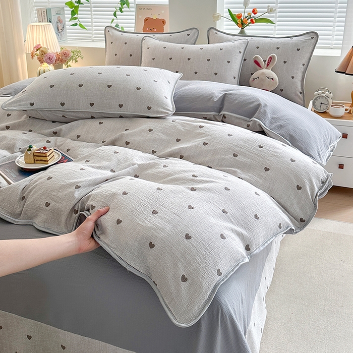 91家纺网 家纺一手货源 找家纺 爱洛家纺 2026新款印花皱皱纱四件套 雾灰小爱心