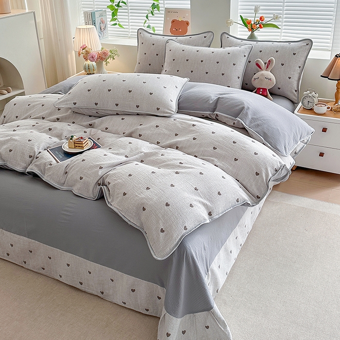 91家纺网 家纺一手货源 找家纺 爱洛家纺 2026新款印花皱皱纱四件套 雾灰小爱心