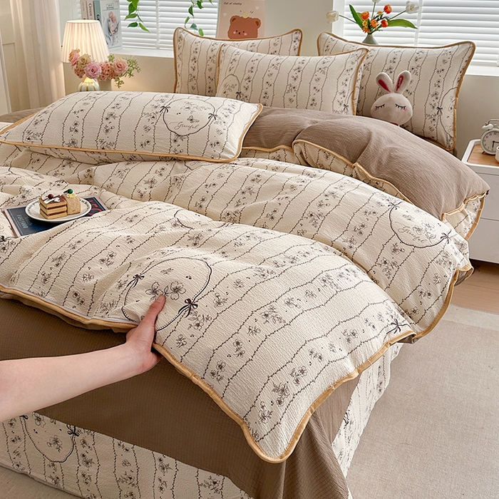 91家纺网 家纺一手货源 找家纺 爱洛家纺 2026新款印花皱皱纱四件套 棕痕谍影