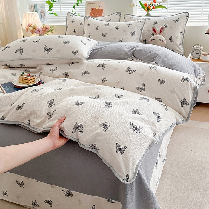 91家纺网 家纺一手货源 找家纺 爱洛家纺 2026新款印花皱皱纱四件套 雾灰蝶语