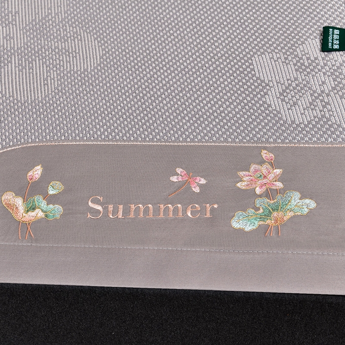 91家纺网 家纺一手货源 找家纺 娜朵家纺 2026新款荷塘月色冰藤双面席-床席款 荷塘月色提花灰