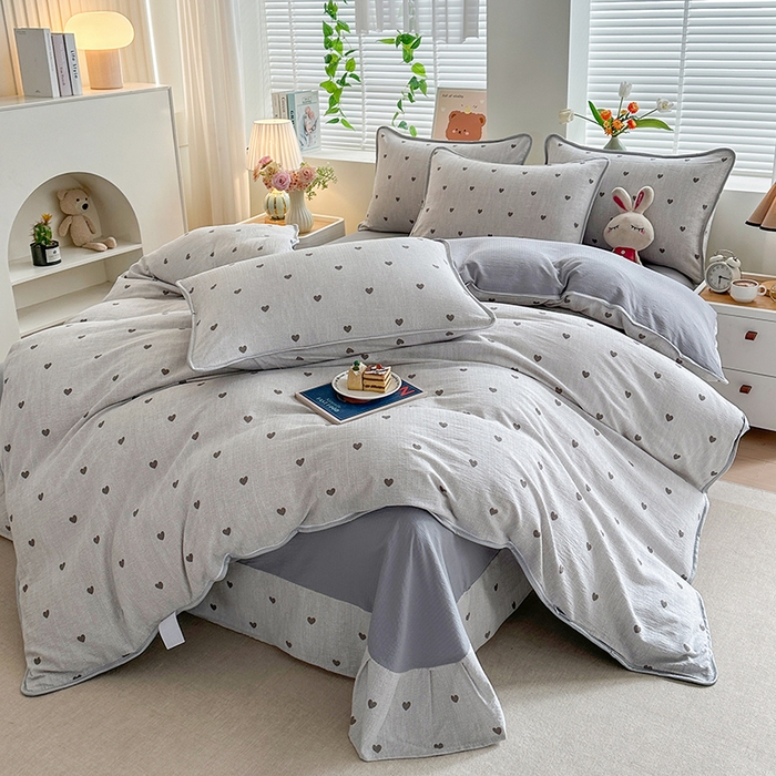 91家纺网 家纺一手货源 找家纺 爱洛家纺 2026新款印花皱皱纱四件套 雾灰小爱心