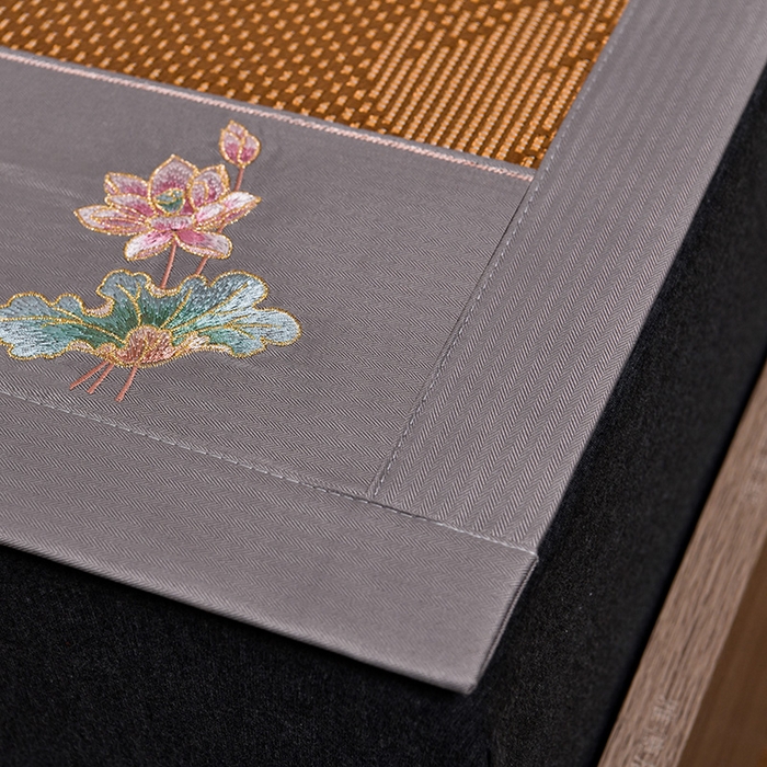 91家纺网 家纺一手货源 找家纺 娜朵家纺 2026新款荷塘月色冰藤双面席-床席款 荷塘月色提花咖