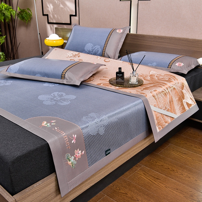 91家纺网 家纺一手货源 找家纺 娜朵家纺 2026新款荷塘月色冰藤双面席-床席款 荷塘月色提花蓝