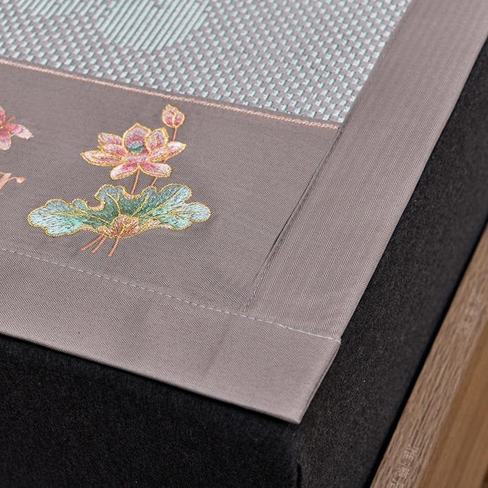 91家纺网 家纺一手货源 找家纺 娜朵家纺 2026新款荷塘月色冰藤双面席-床席款 荷塘月色提花绿