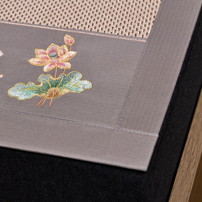 91家纺网 家纺一手货源 找家纺 娜朵家纺 2026新款荷塘月色冰藤双面席-床席款 荷塘月色提花香槟