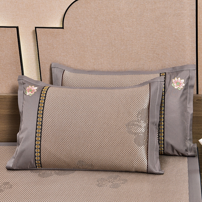 91家纺网 家纺一手货源 找家纺 娜朵家纺 2026新款荷塘月色冰藤双面席-床席款 荷塘月色提花香槟