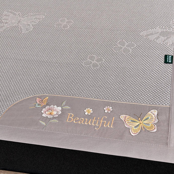 91家纺网 家纺一手货源 找家纺 娜朵家纺 2026新款荷塘月色冰藤双面席-床席款 蝴蝶提花床席提花灰