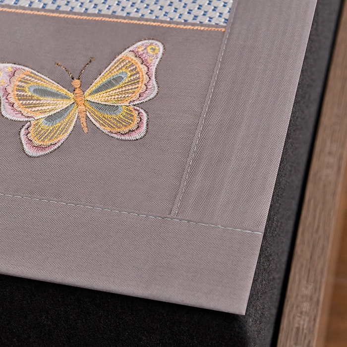 91家纺网 家纺一手货源 找家纺 娜朵家纺 2026新款荷塘月色冰藤双面席-床席款 蝴蝶提花床席提花蓝灰