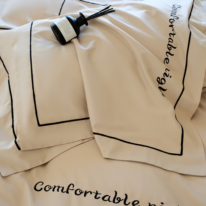 91家纺网 家纺一手货源 找家纺 女子家纺 2026新款A类全棉长绒棉双拼四件套刺绣轻奢床上用品-原素 奶茶+浅灰