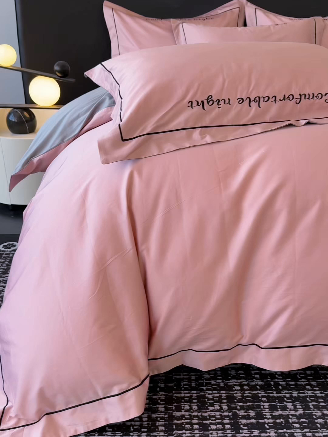 91家纺网 家纺一手货源 找家纺 女子家纺 2026新款A类全棉长绒棉双拼四件套刺绣轻奢床上用品-原素 豆沙+灰