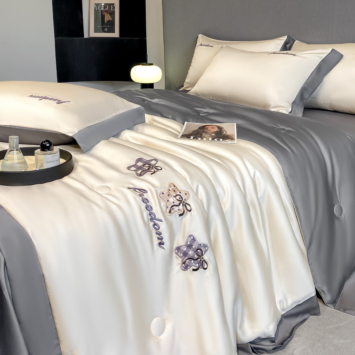 91家纺网 家纺一手货源 找家纺 云棉坊 2026新款水洗冰丝夏被宽边刺绣款-星空系列 星空-奶咖+高级灰