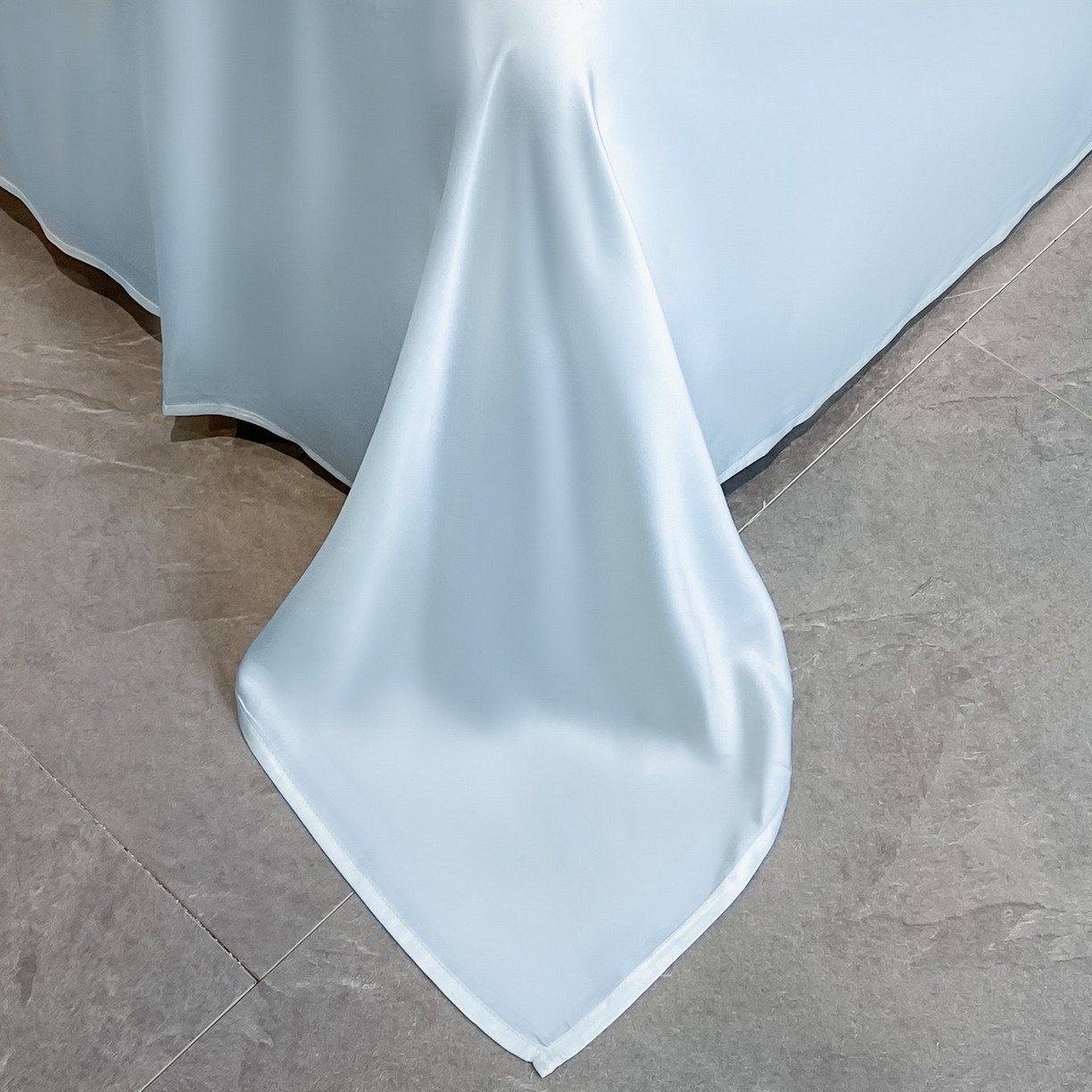 91家纺网 家纺一手货源 找家纺 云棉坊 2026新款水洗冰丝夏被宽边刺绣款-星空系列 星空-奶昔白+天空蓝