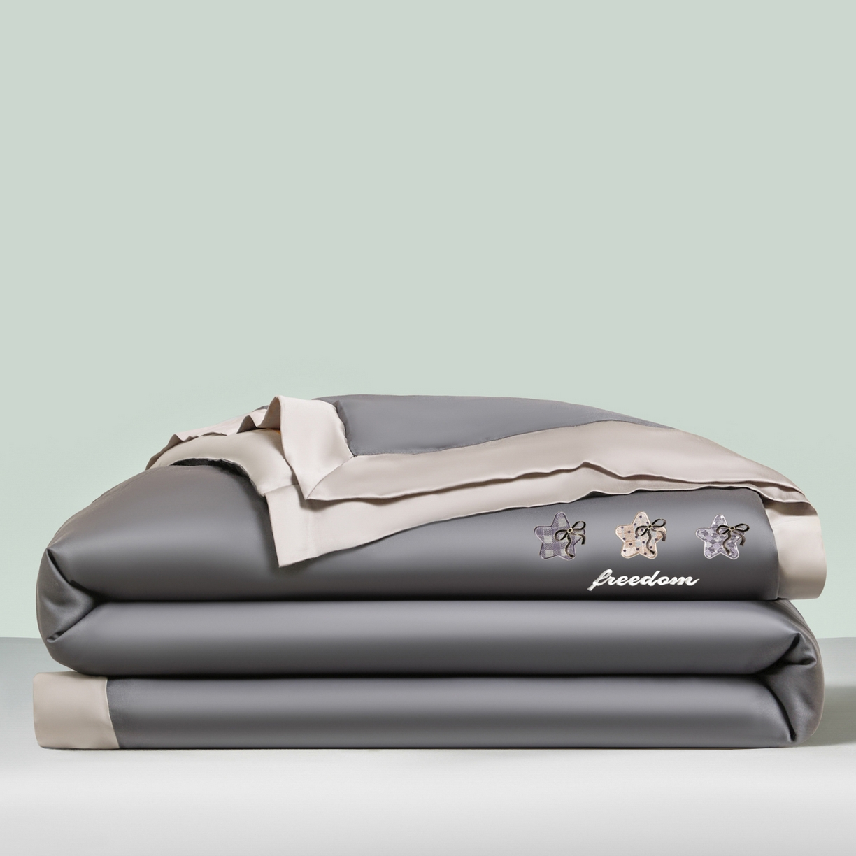 91家纺网 家纺一手货源 找家纺 云棉坊 2026新款水洗冰丝夏被宽边刺绣款-星空系列 星空-高级灰+山灰