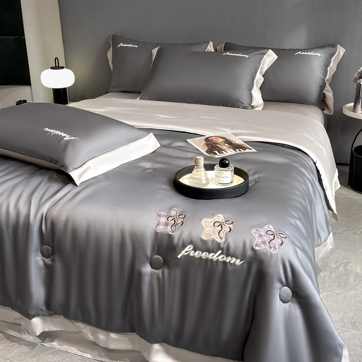 91家纺网 家纺一手货源 找家纺 云棉坊 2026新款水洗冰丝夏被宽边刺绣款-星空系列 星空-高级灰+山灰