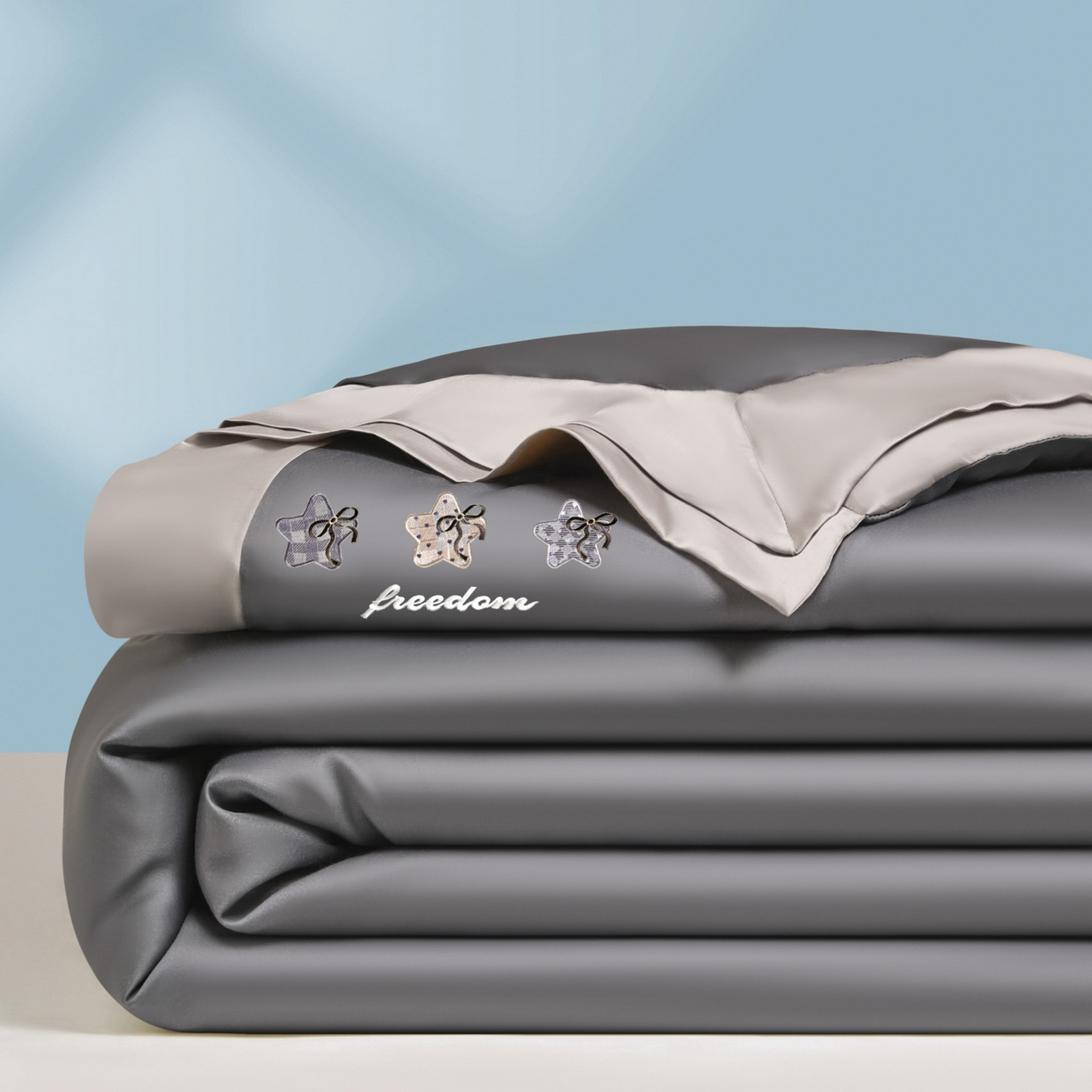 91家纺网 家纺一手货源 找家纺 云棉坊 2026新款水洗冰丝夏被宽边刺绣款-星空系列 星空-高级灰+山灰