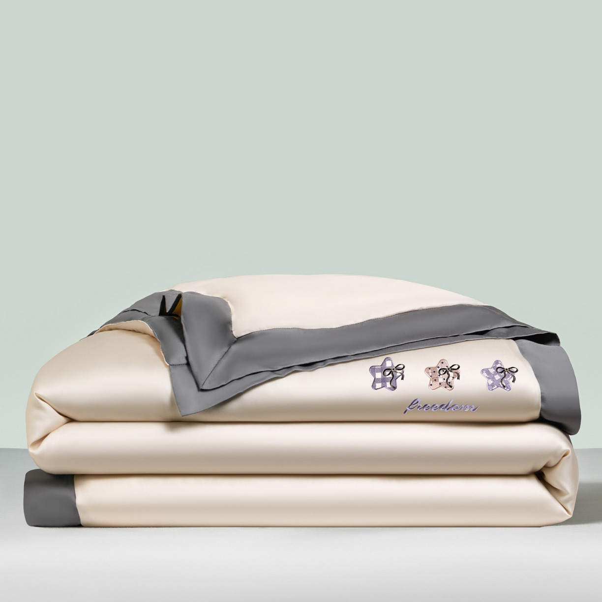 91家纺网 家纺一手货源 找家纺 云棉坊 2026新款水洗冰丝夏被宽边刺绣款-星空系列 星空-奶咖+高级灰