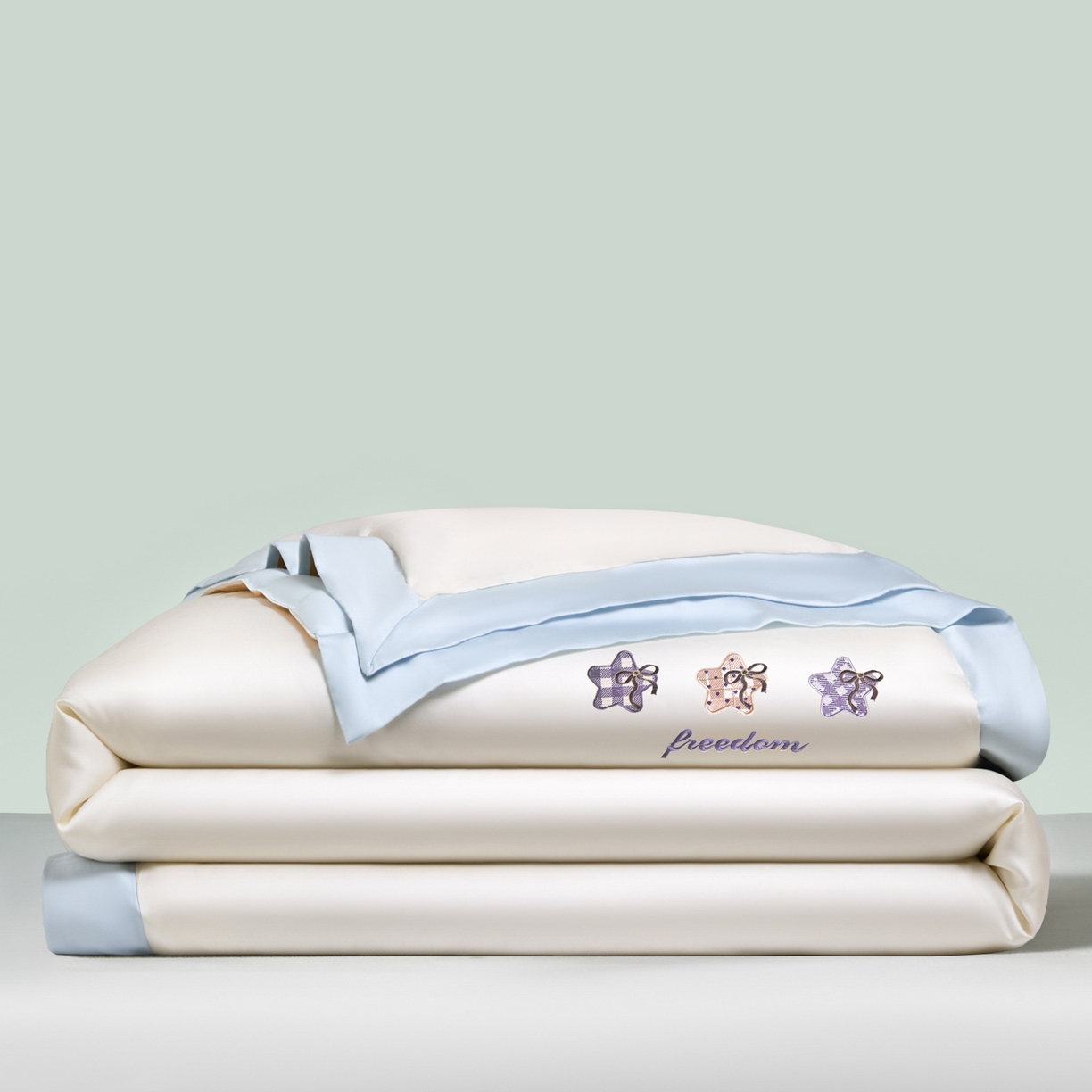 91家纺网 家纺一手货源 找家纺 云棉坊 2026新款水洗冰丝夏被宽边刺绣款-星空系列 星空-奶昔白+天空蓝