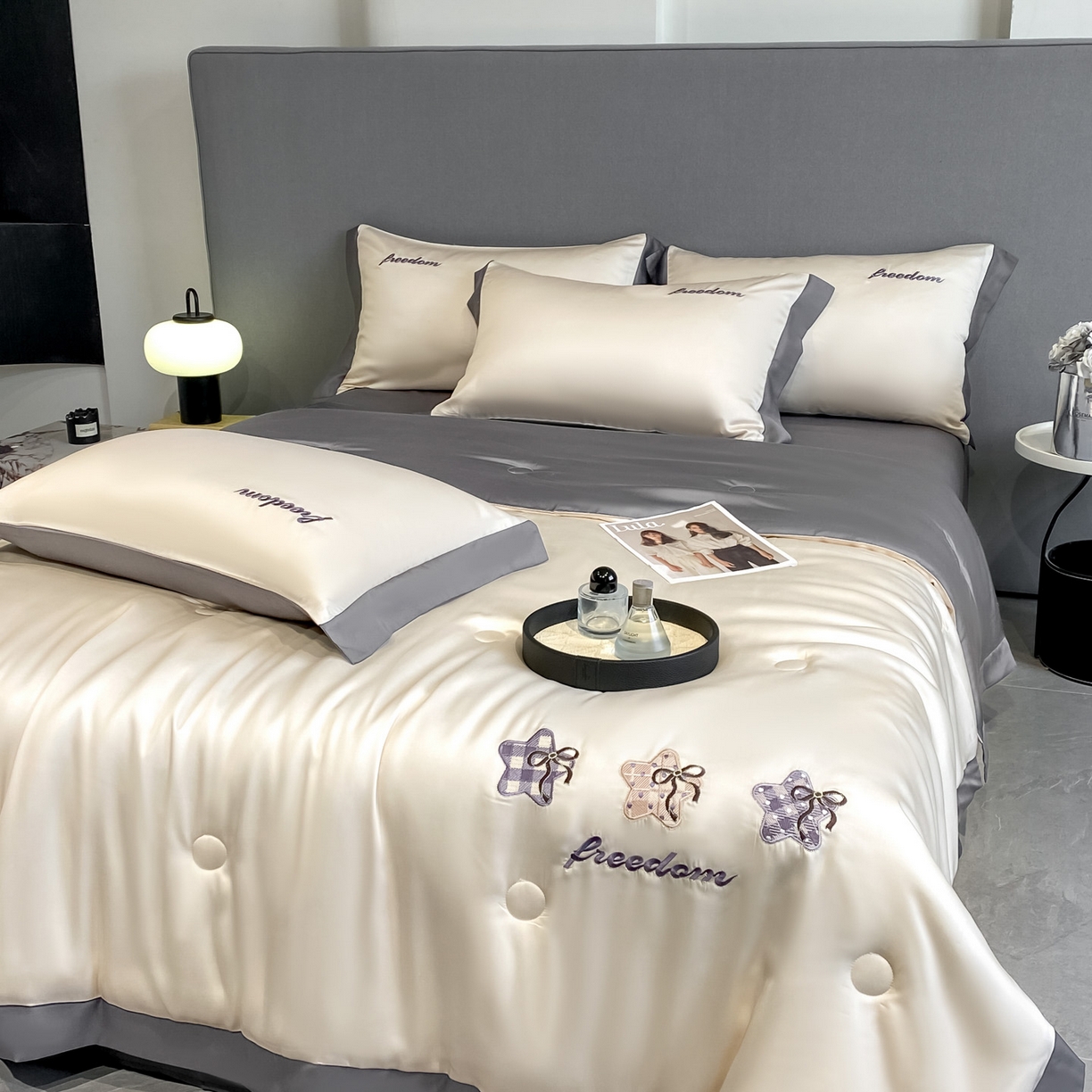 91家纺网 家纺一手货源 找家纺 云棉坊 2026新款水洗冰丝夏被宽边刺绣款-星空系列 星空-奶咖+高级灰