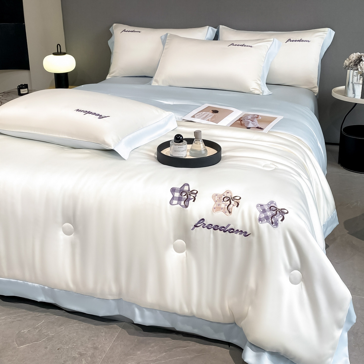 91家纺网 家纺一手货源 找家纺 云棉坊 2026新款水洗冰丝夏被宽边刺绣款-星空系列 星空-奶昔白+天空蓝