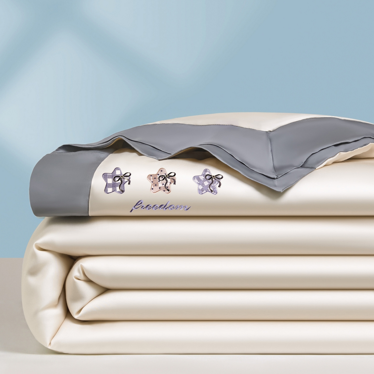 91家纺网 家纺一手货源 找家纺 云棉坊 2026新款水洗冰丝夏被宽边刺绣款-星空系列 星空-奶咖+高级灰